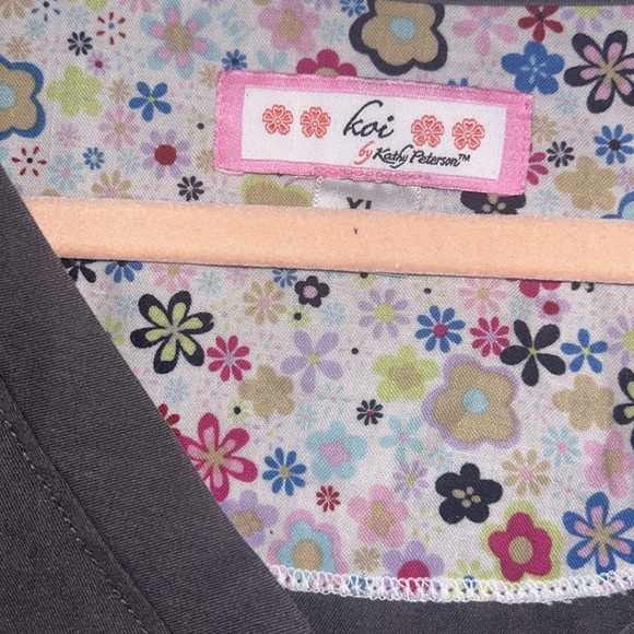 Koi Lindsey Charcoal colored Top sz XL - Picture 6 of 7